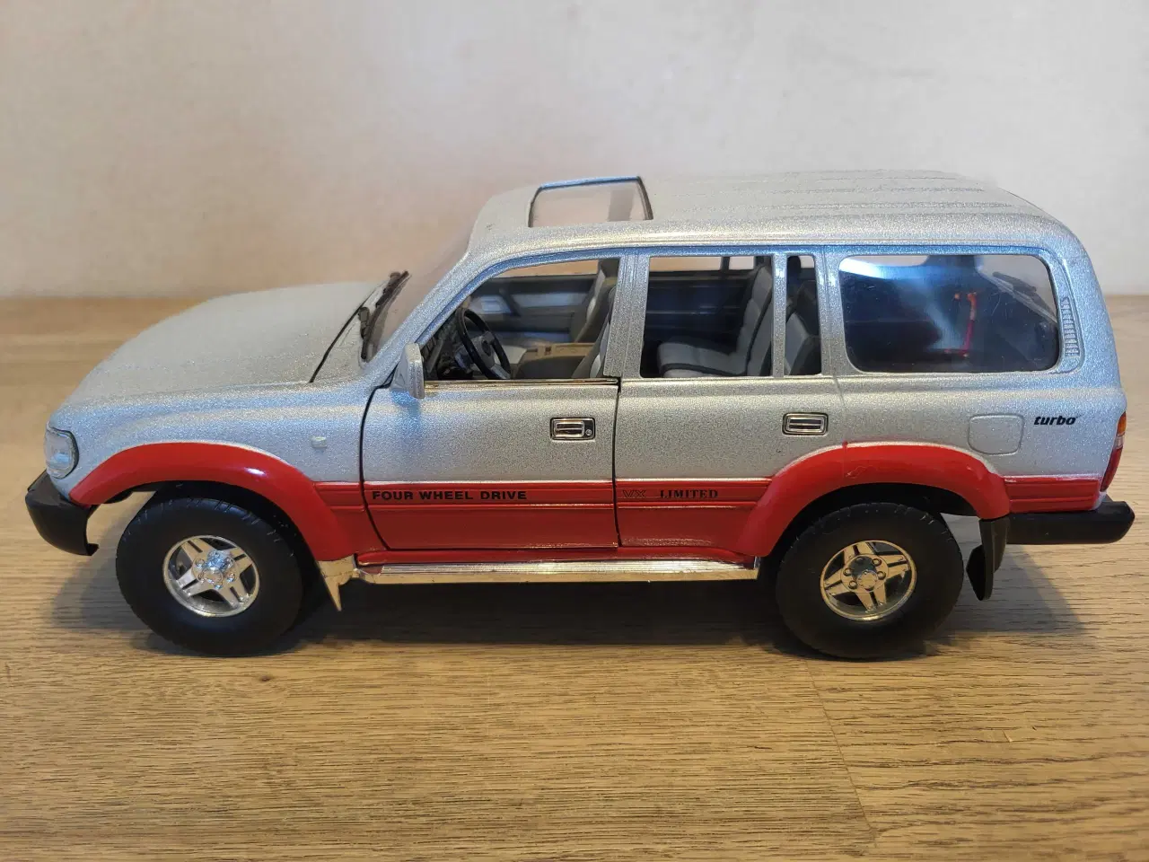 Billede 1 - Modelbil: Toyota Land Cruiser 1992.  Skala 1/18.