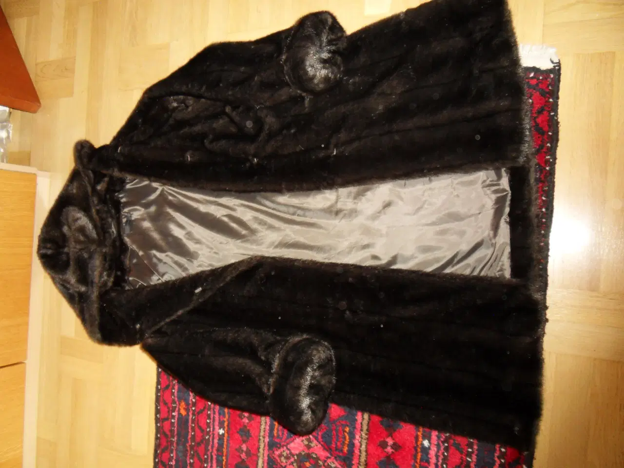 Billede 8 - PELS. Kunstpels med foer og hætte. Perfekt stand