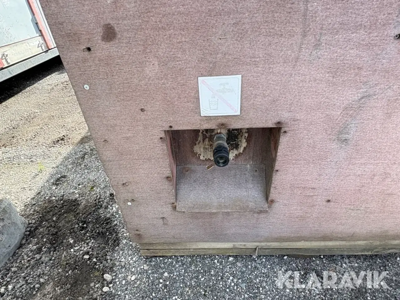 Billede 5 - Isoleret kasse med vandtank og vandværk