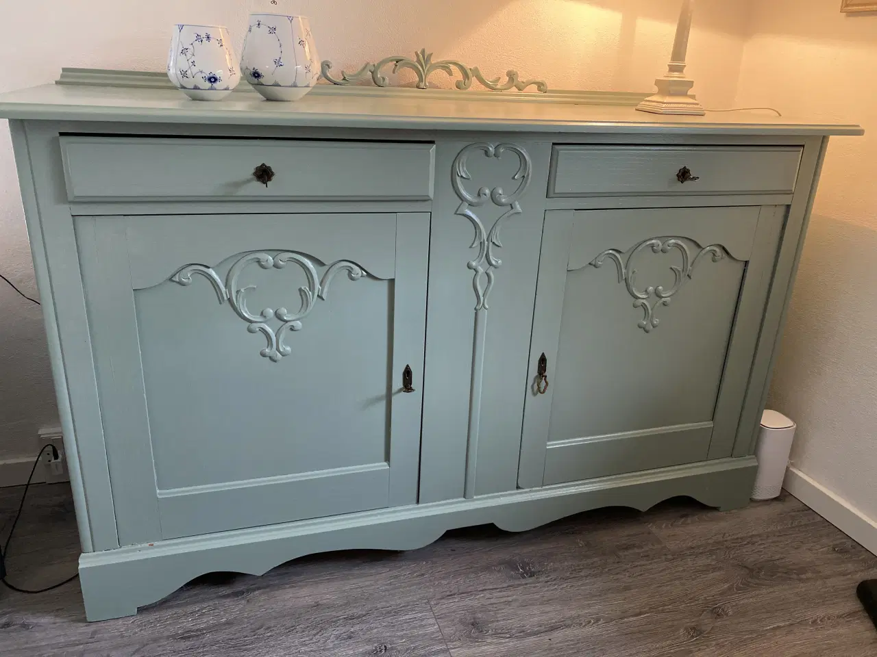 Billede 1 - Gl. nymalet skænk