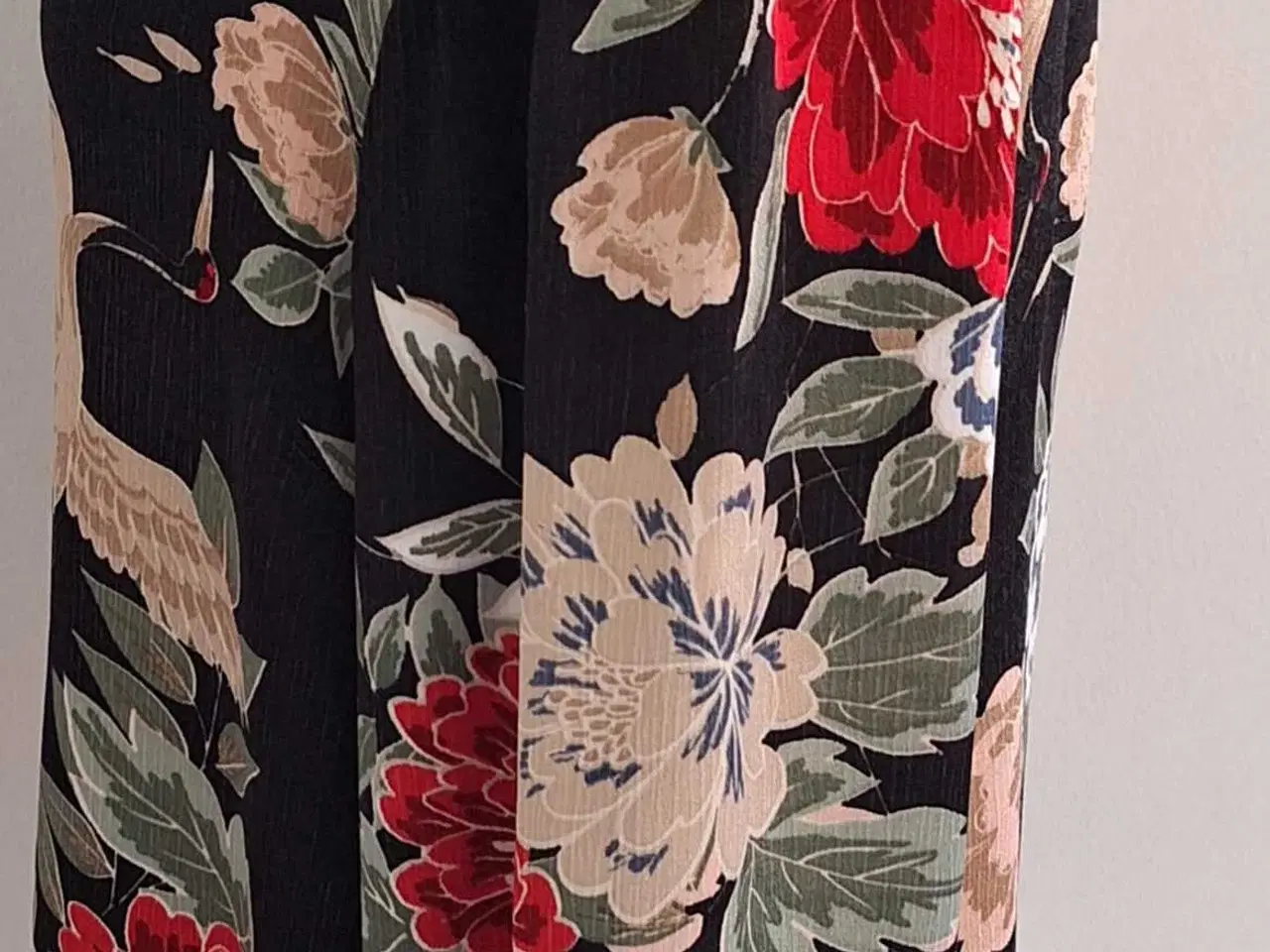 Billede 4 - Bluse med traner og blomster 