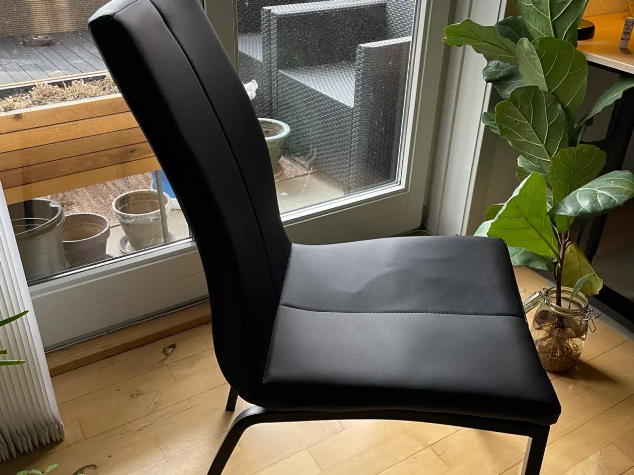 Billede 4 - Alina Spisebordsstole, sort læderlook