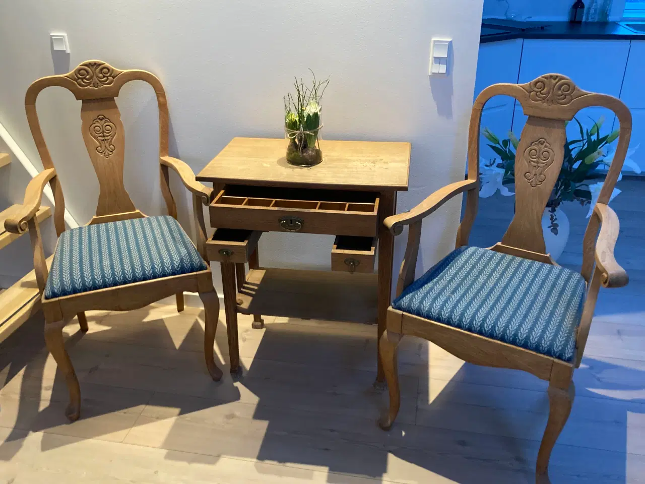 Billede 1 - Sybord med 2 flotte stole