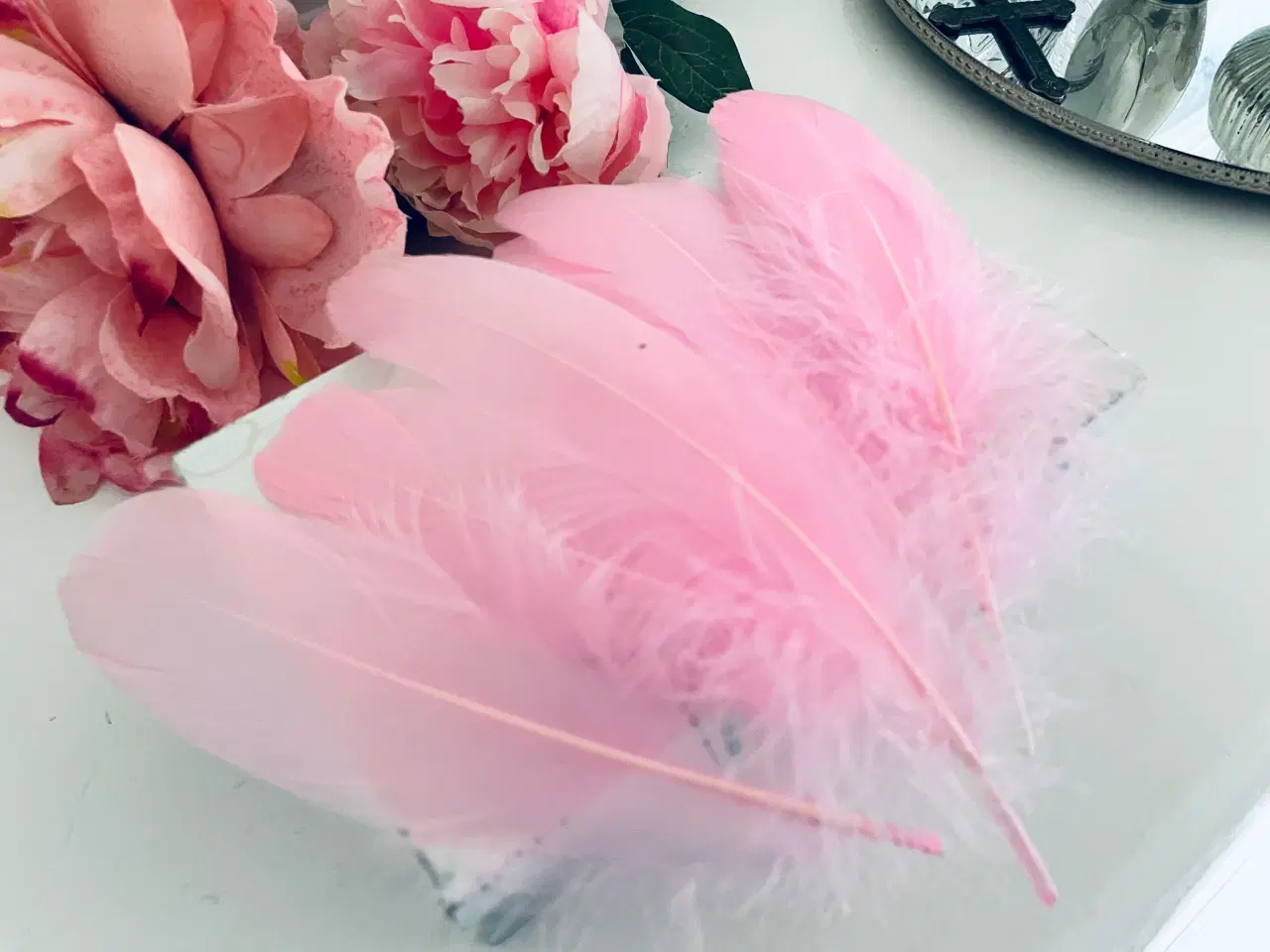 Billede 1 - Lyserøde fjer til pynt / hobby