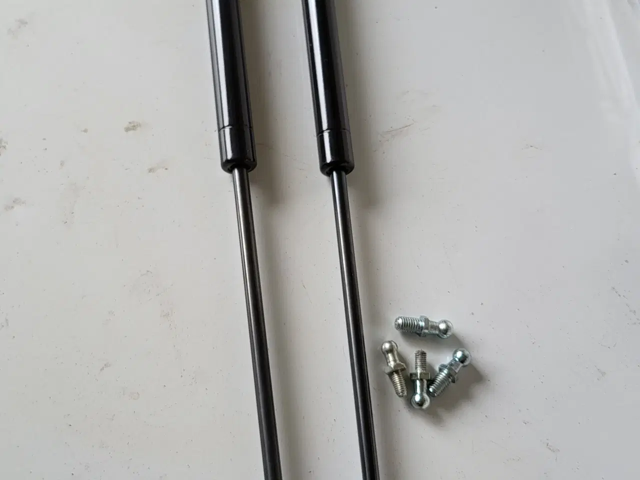 Billede 1 - Selv holder til motorhjelm Skoda og VW