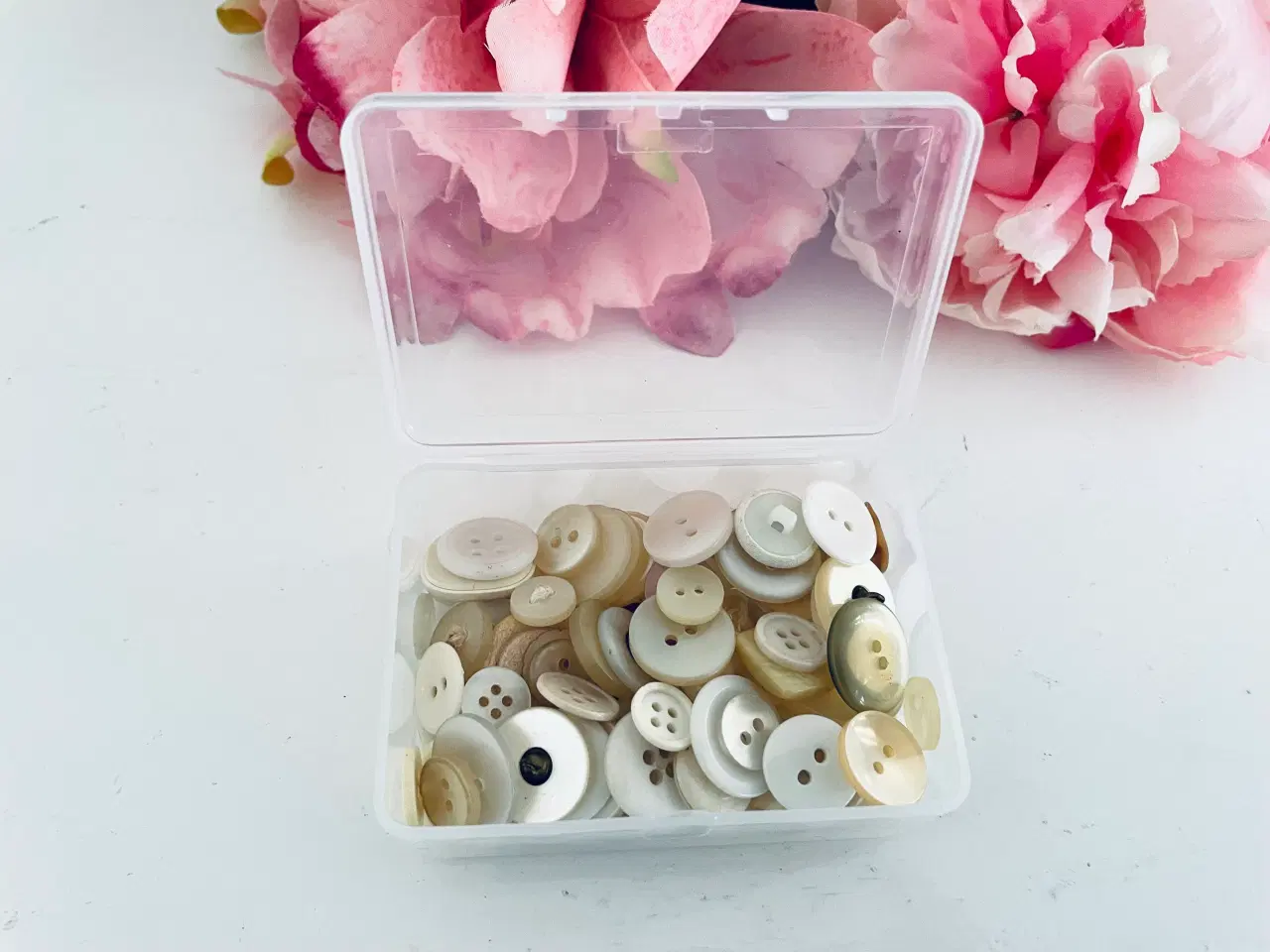 Billede 1 - Ældre knapper 80 stk. + opbevaringsæske