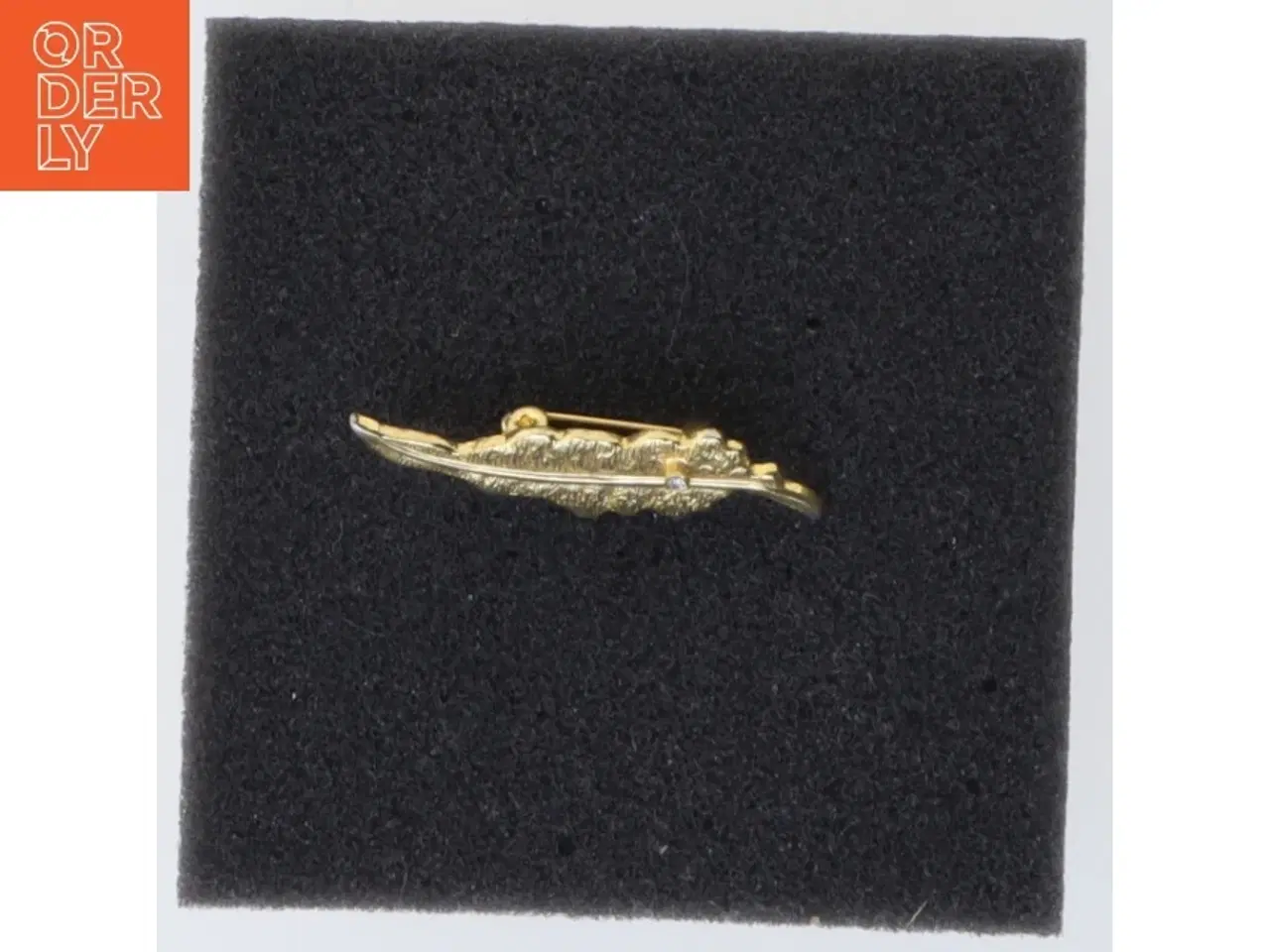 Billede 4 - Guldfarvet broche med blå sten (str. 4 cm)