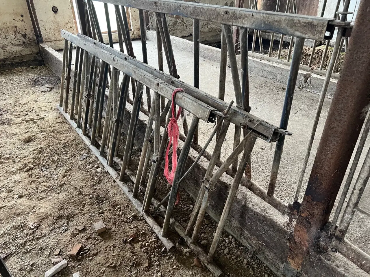 Billede 3 - Div staldinventar/fanggitre til løsdriftstald