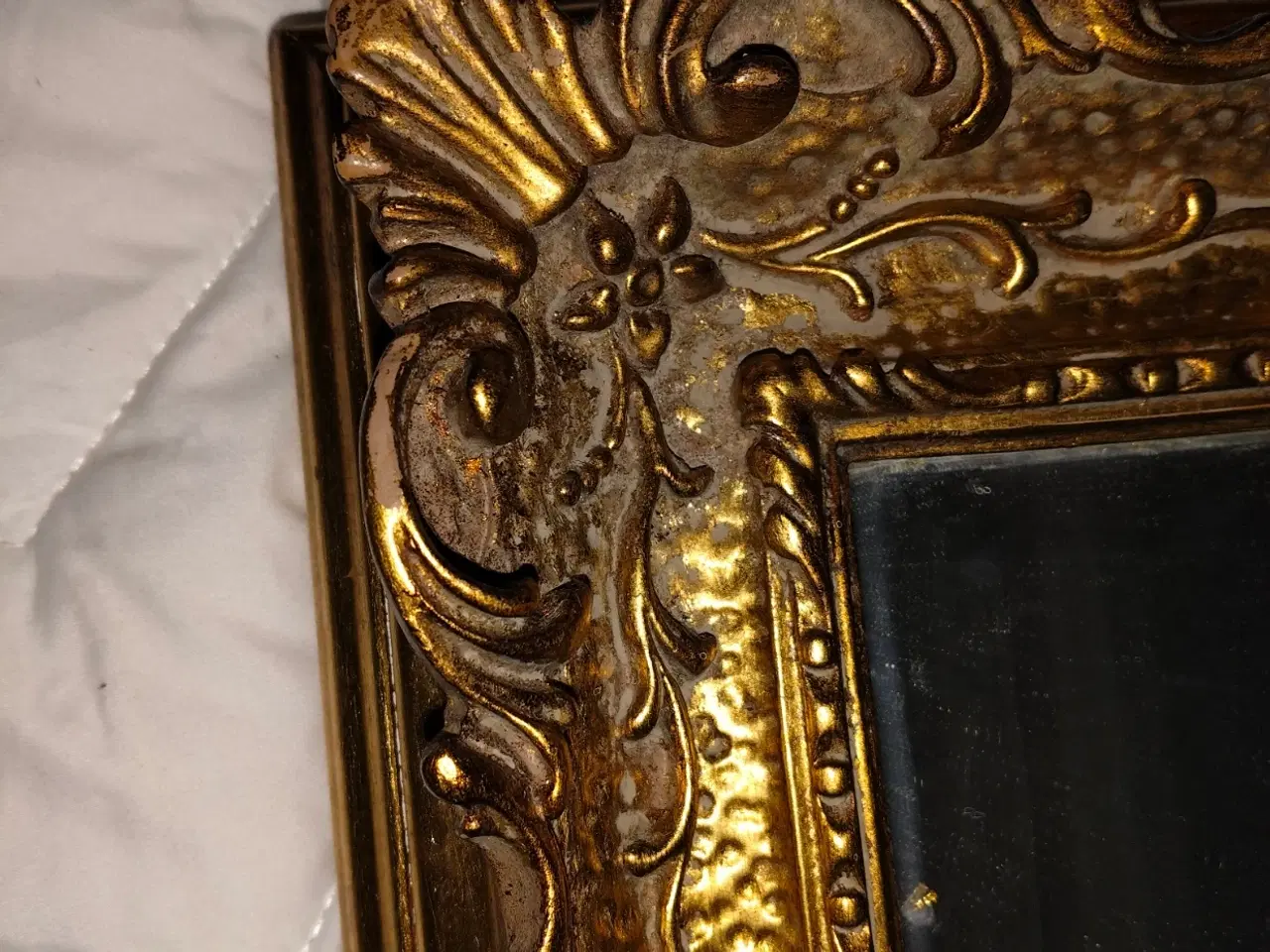 Billede 9 - Klassisk statement‑spejl i ornamenteret guldramme 