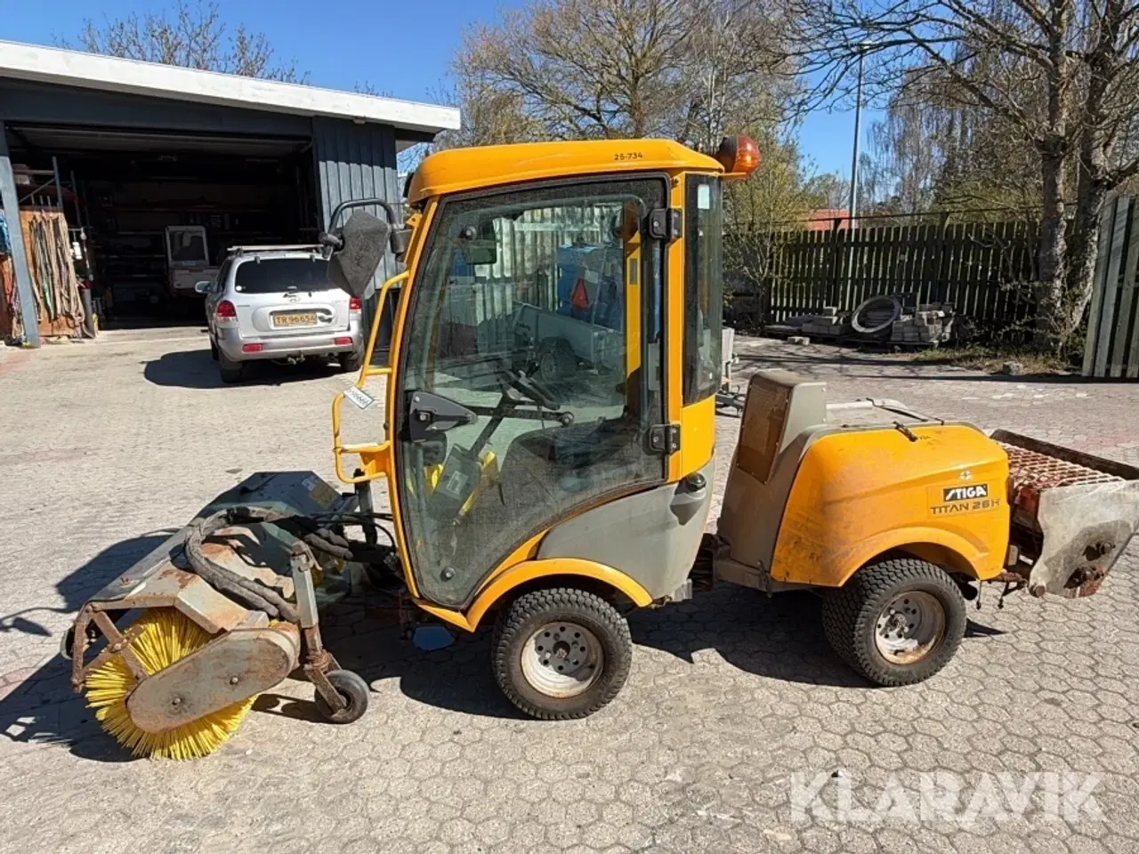 Billede 3 - Redskabsbærer Stiga Titan 26H med kost saltudlægger og klippebord