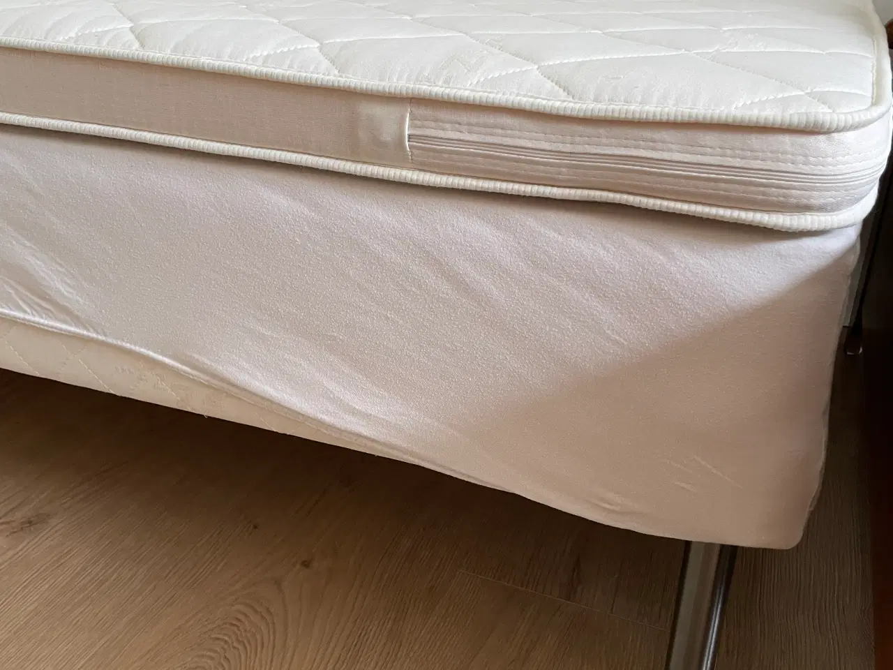 Billede 2 - Boksmadras med 5 cm topmadras og stålben