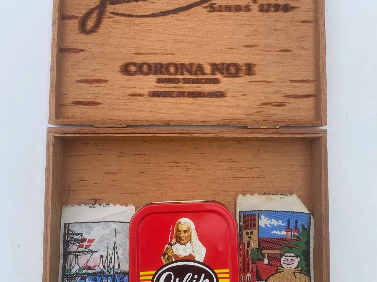 Billede 1 - Cigar-trækasse,Rød Orlik Metal, 2 stofm. kr. 100,-