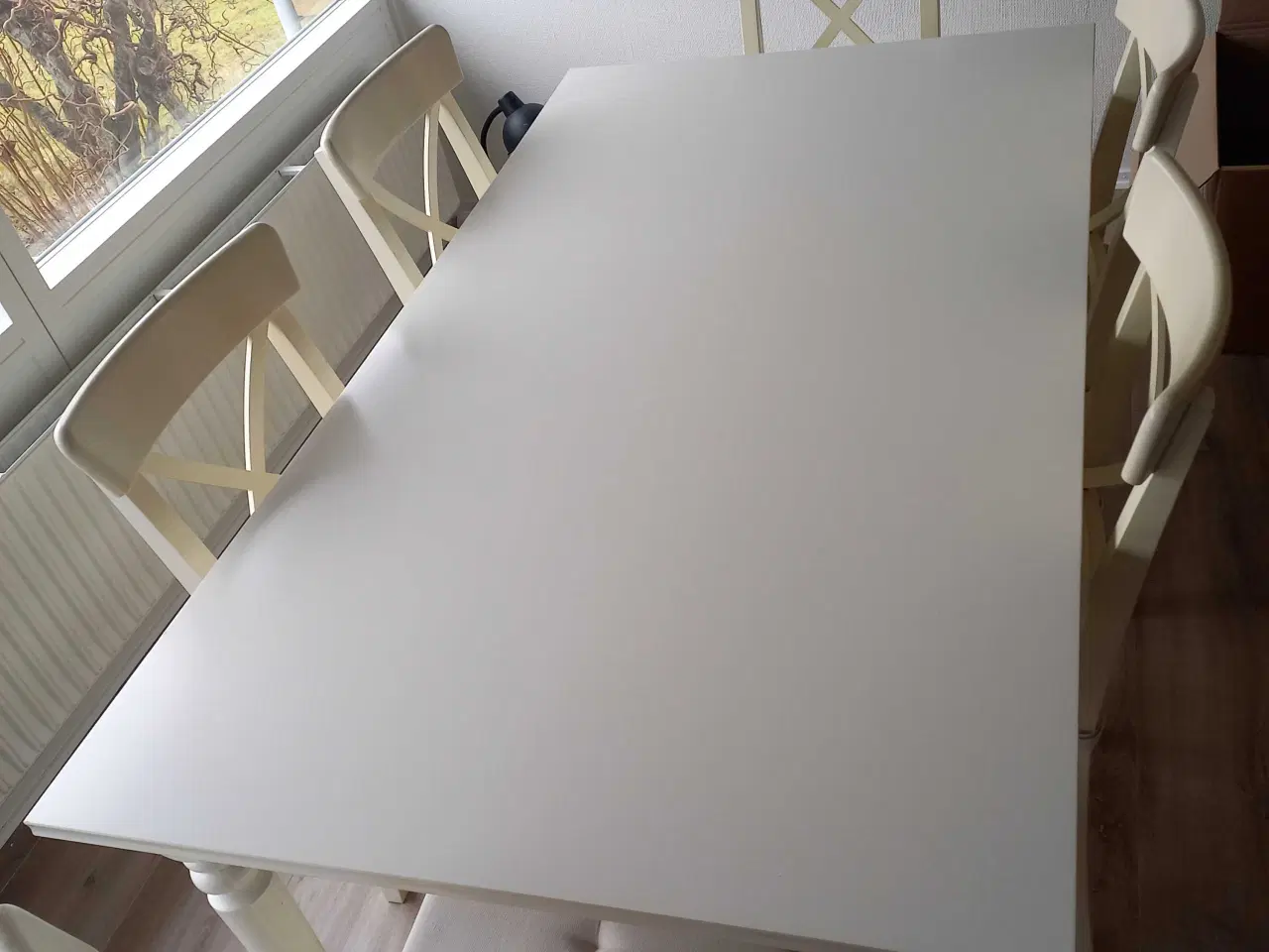 Billede 2 - Hvidt Spisebord med en tillægsplade 