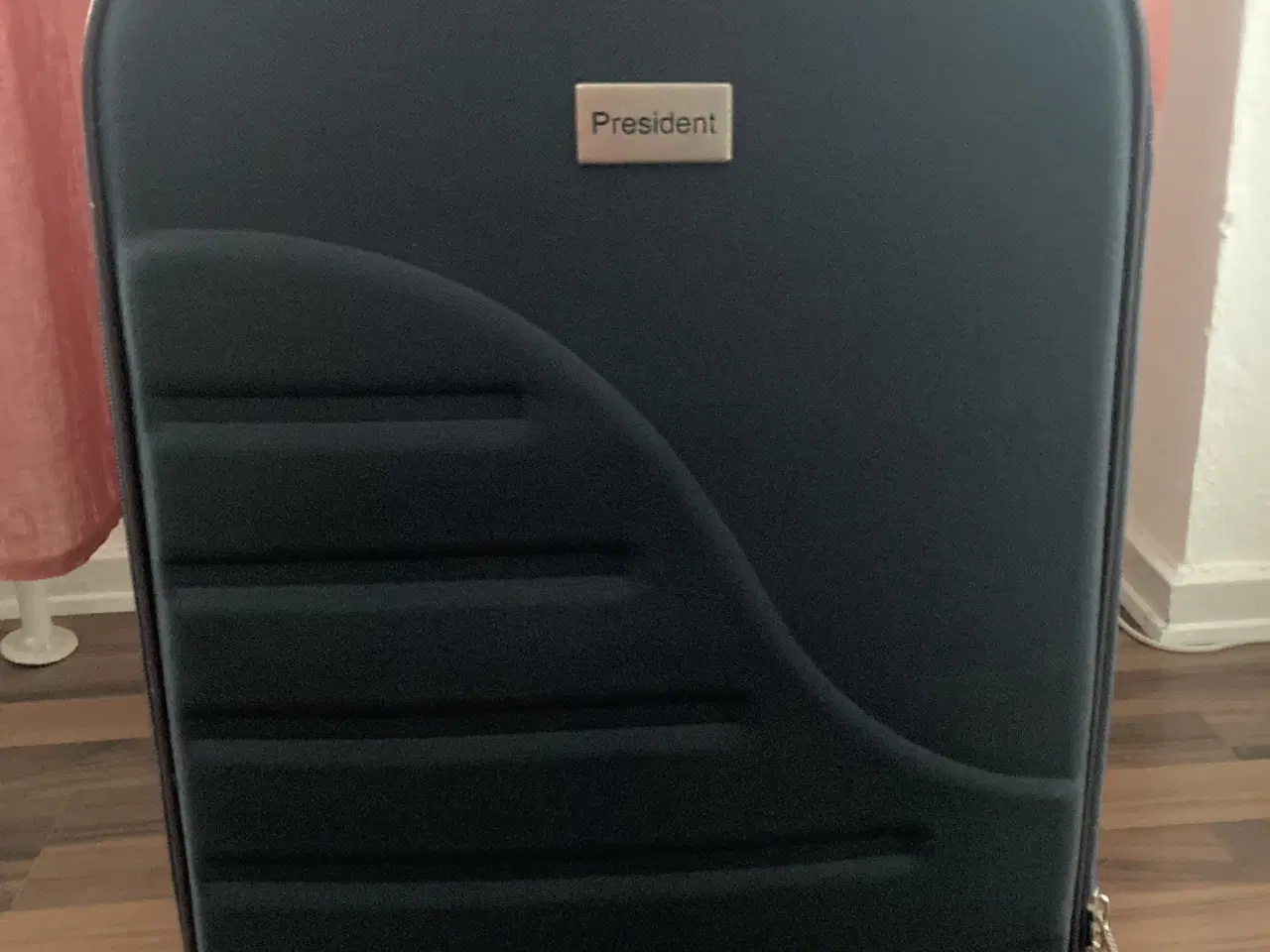 Billede 1 - Marineblå kuffert 