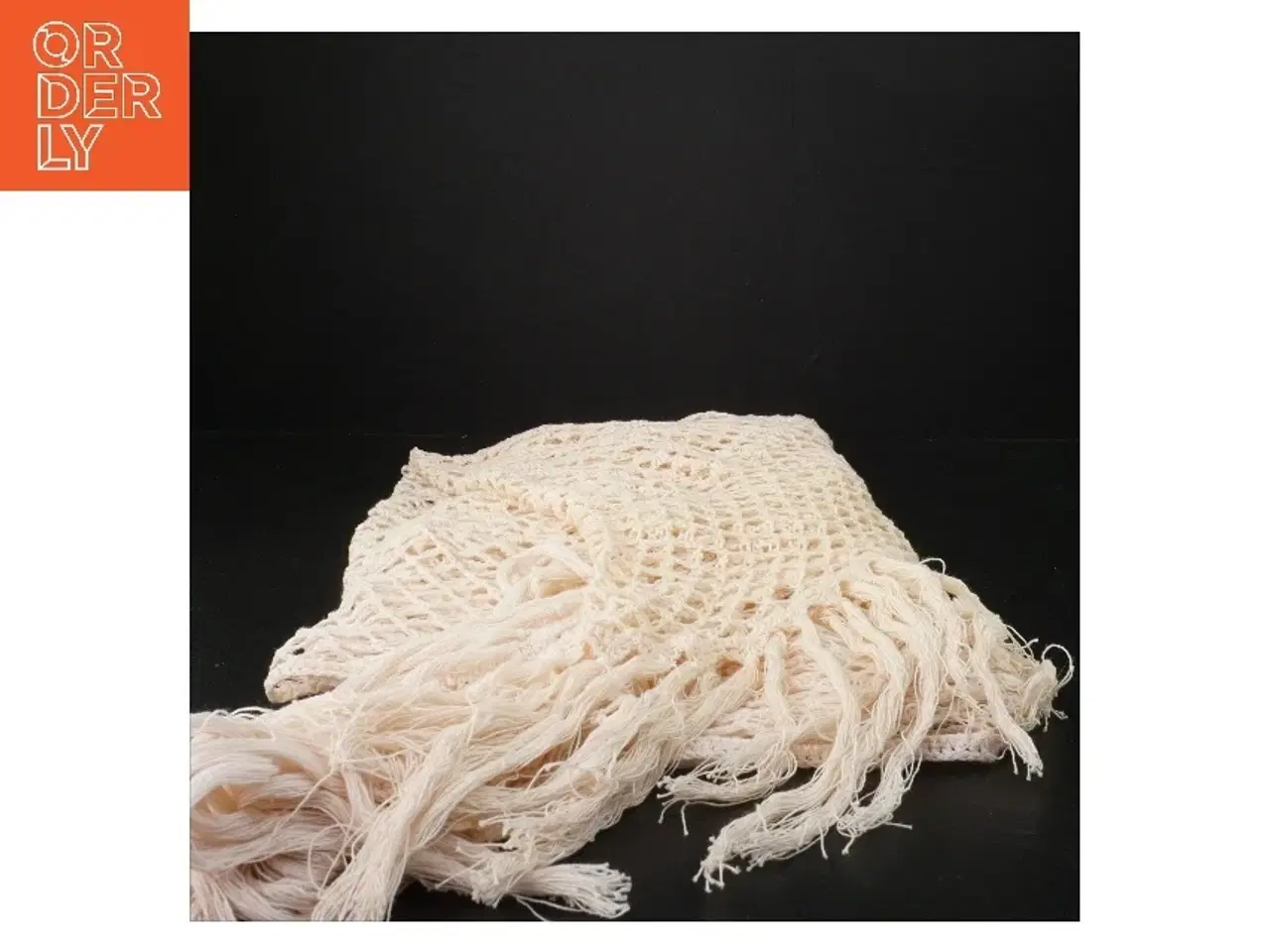 Billede 1 - Sjal (str. Størrelsen kan ikke præcist bestemmes ud fra billederne, men det ser ud til at passe til en standard kvadratisk pude.)