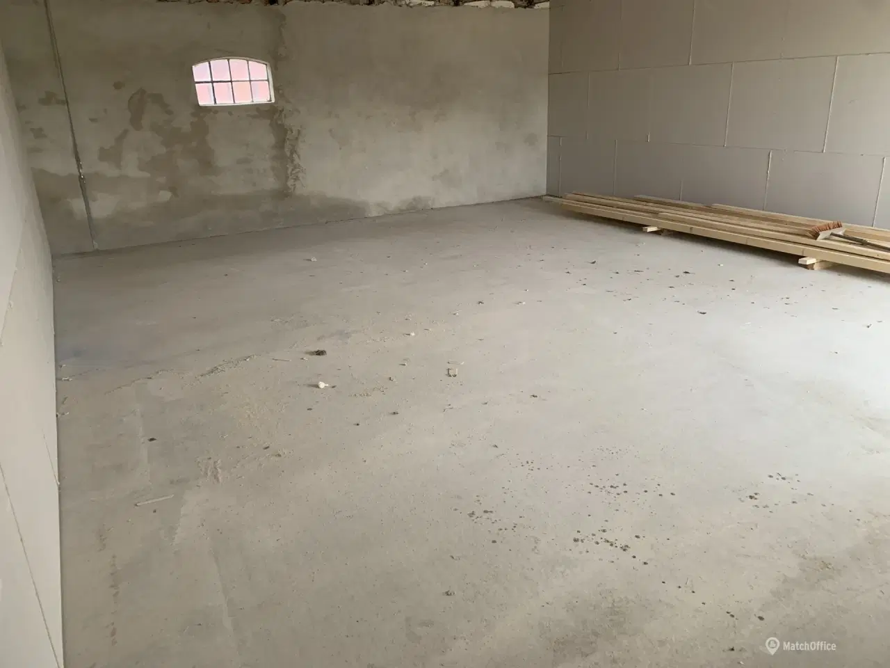 Billede 4 - Fine søjlefri lokaler i muret bygning