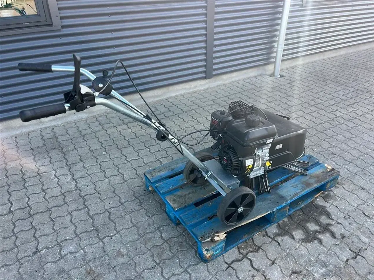 Billede 7 - - - - Kwern Ukrudts børste med benzin motor.