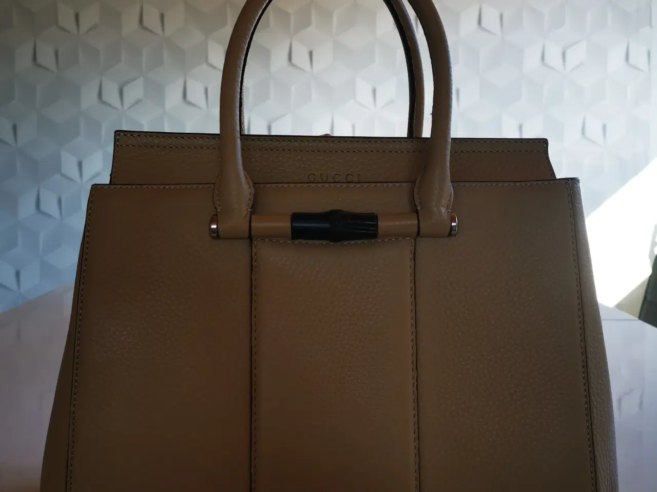 Billede 1 - Sælger en Gucci håndtaske i beige farve. Tasken er