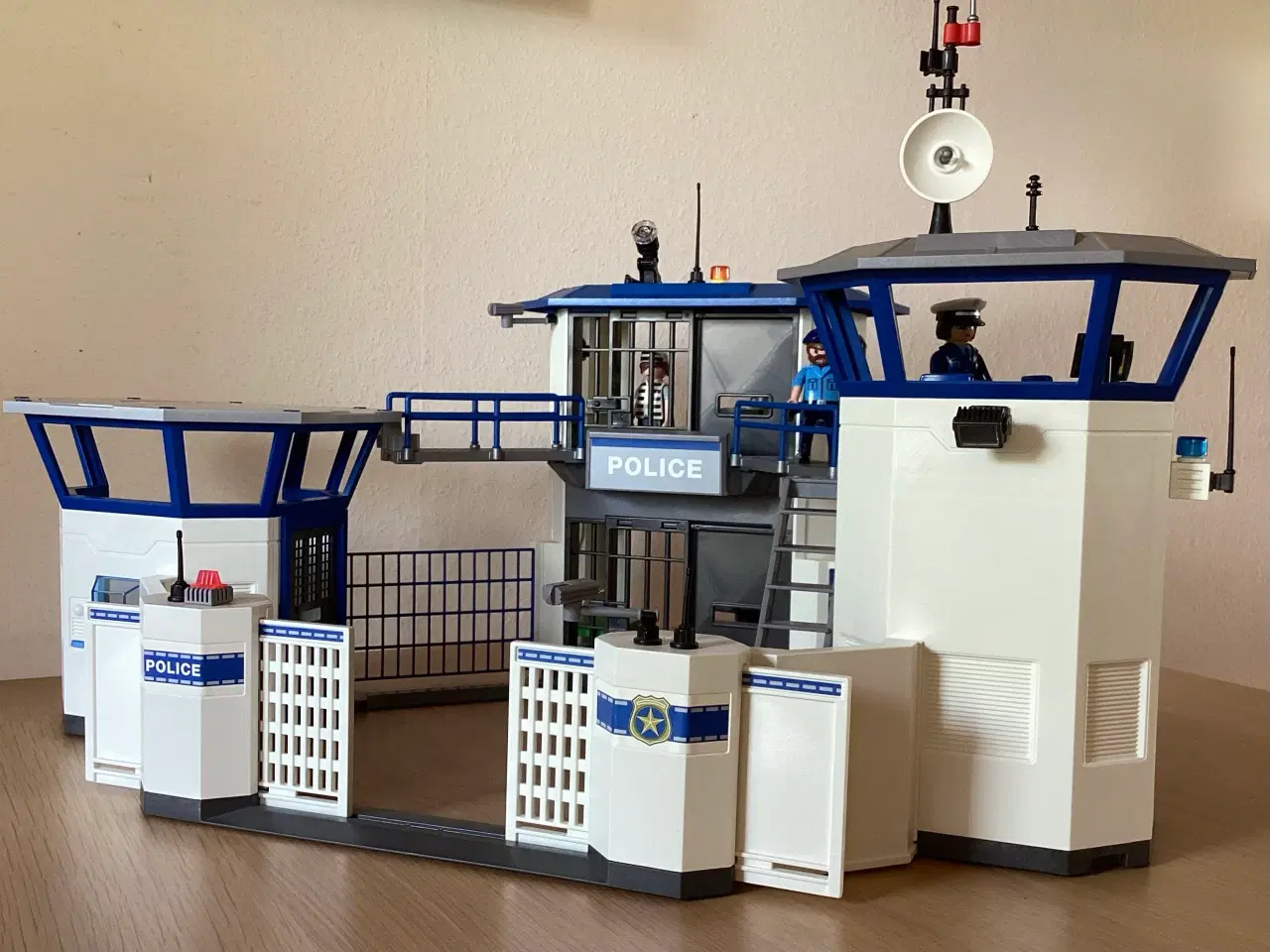 Billede 2 - Politikommandocentral med fængsel, Playmobil nr. 6