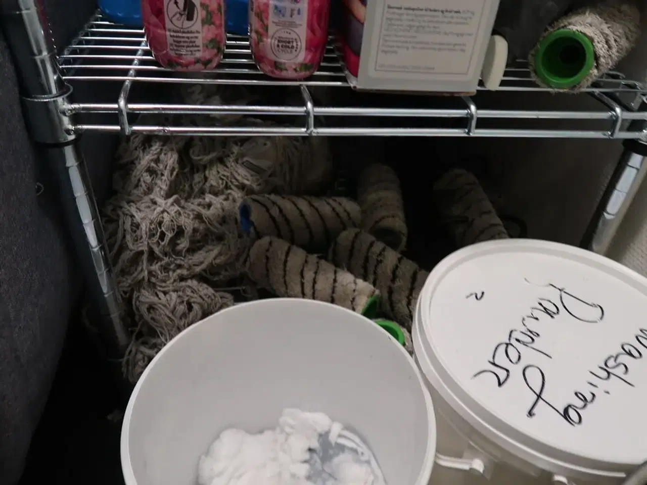 Billede 4 - Reol med indhold + tøm toilettet