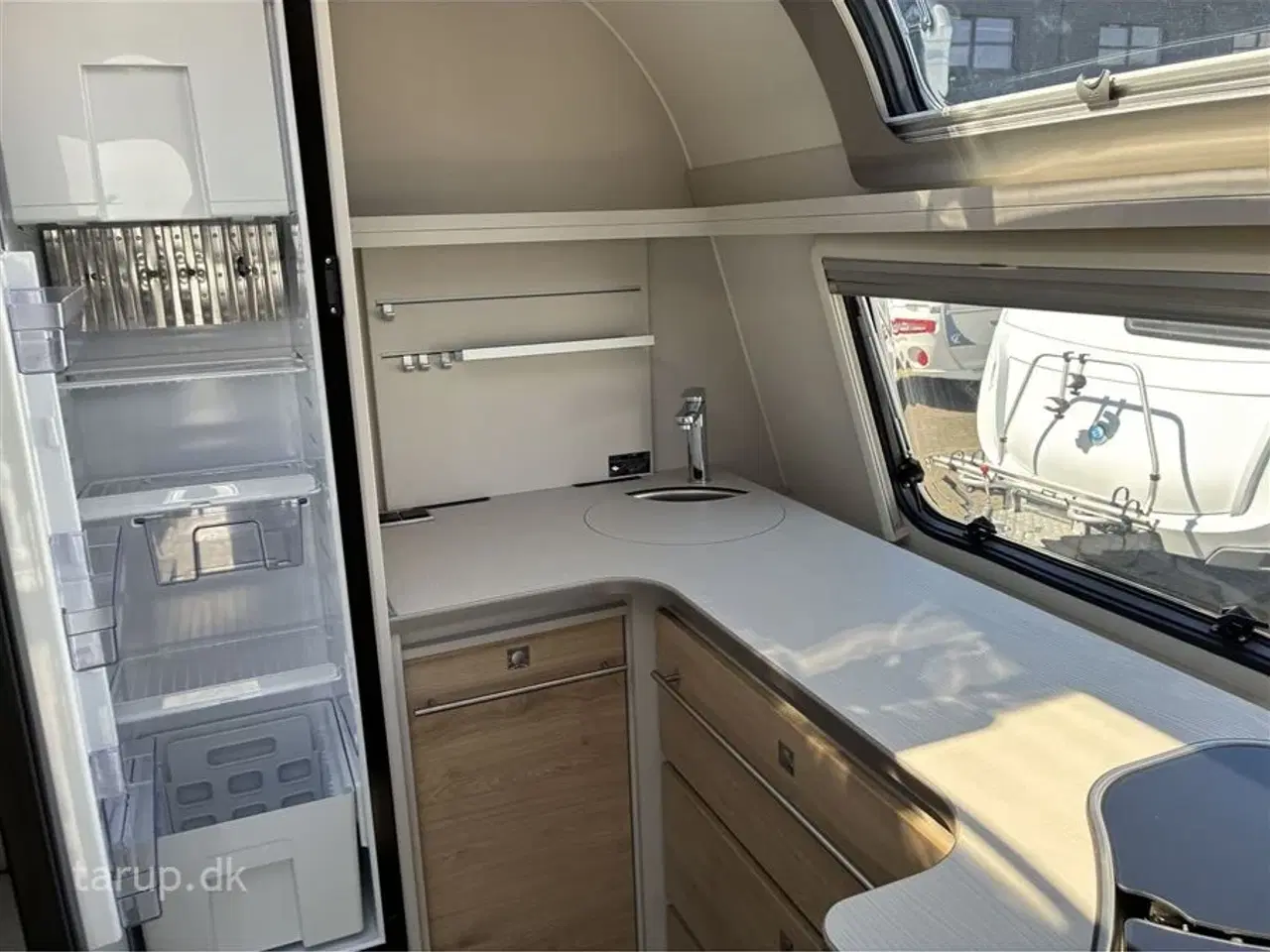 Billede 13 - 2021 - Dethleffs Nomad 490 BLF Mover, Thule markise, dobbeltsengsvogn, side-siddegruppe, frontkøkken, 3-trins el-gulv-varme, stort 142 l . køleskab med fryser