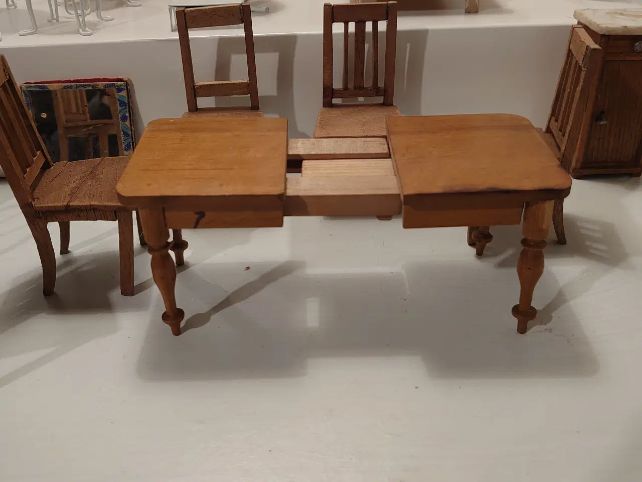 Billede 7 - 29 dele dukkehusmøbler i træ og blik. Ca.1930-40.