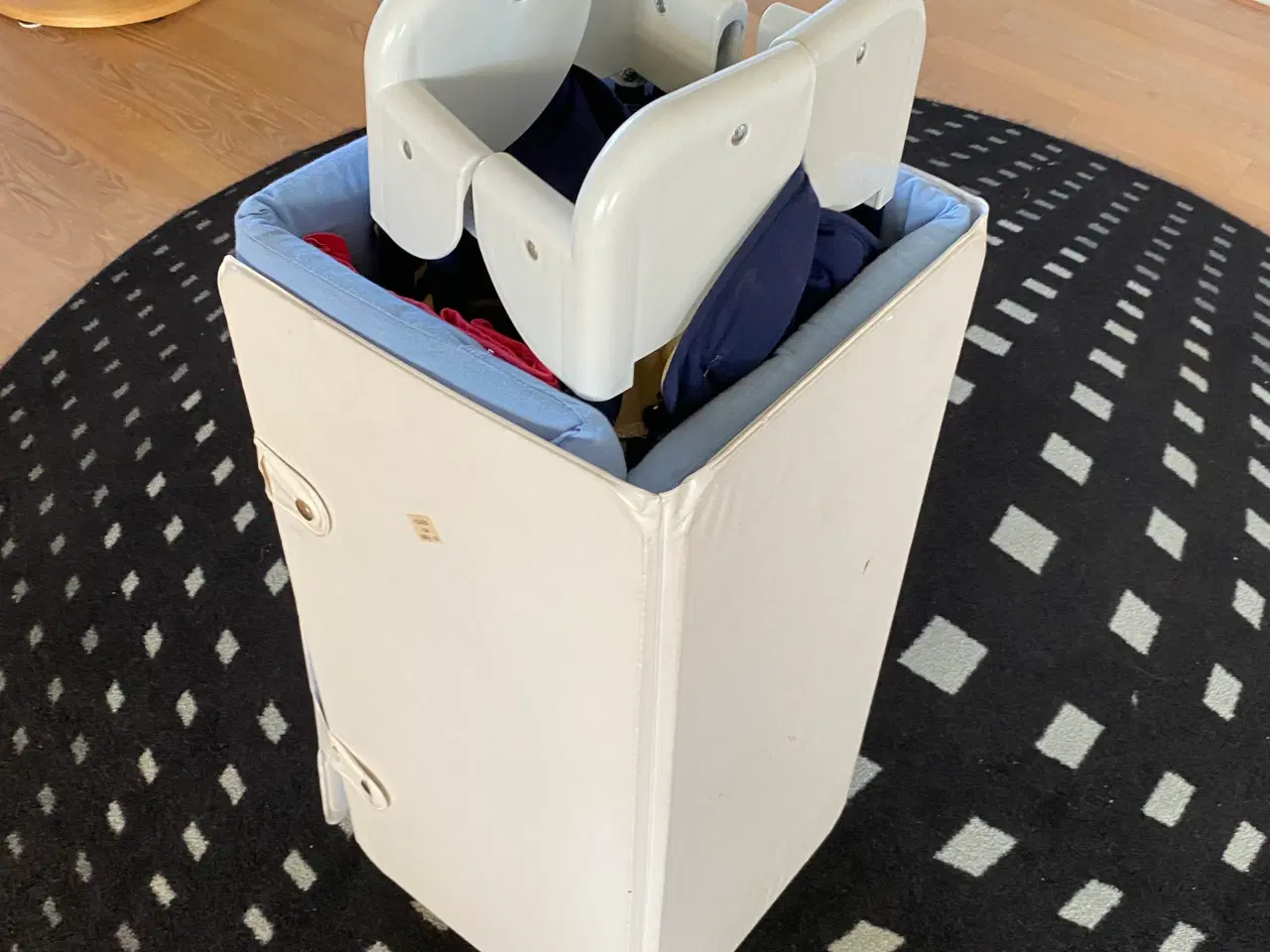 Billede 1 - Sammenklappelig barneseng 