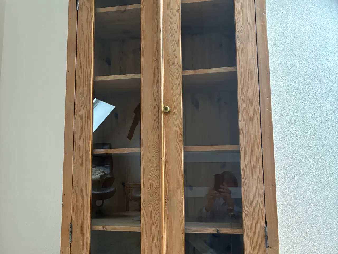 Billede 8 - Vitrineskab i fyr m hylder og glaslåger, meget anv