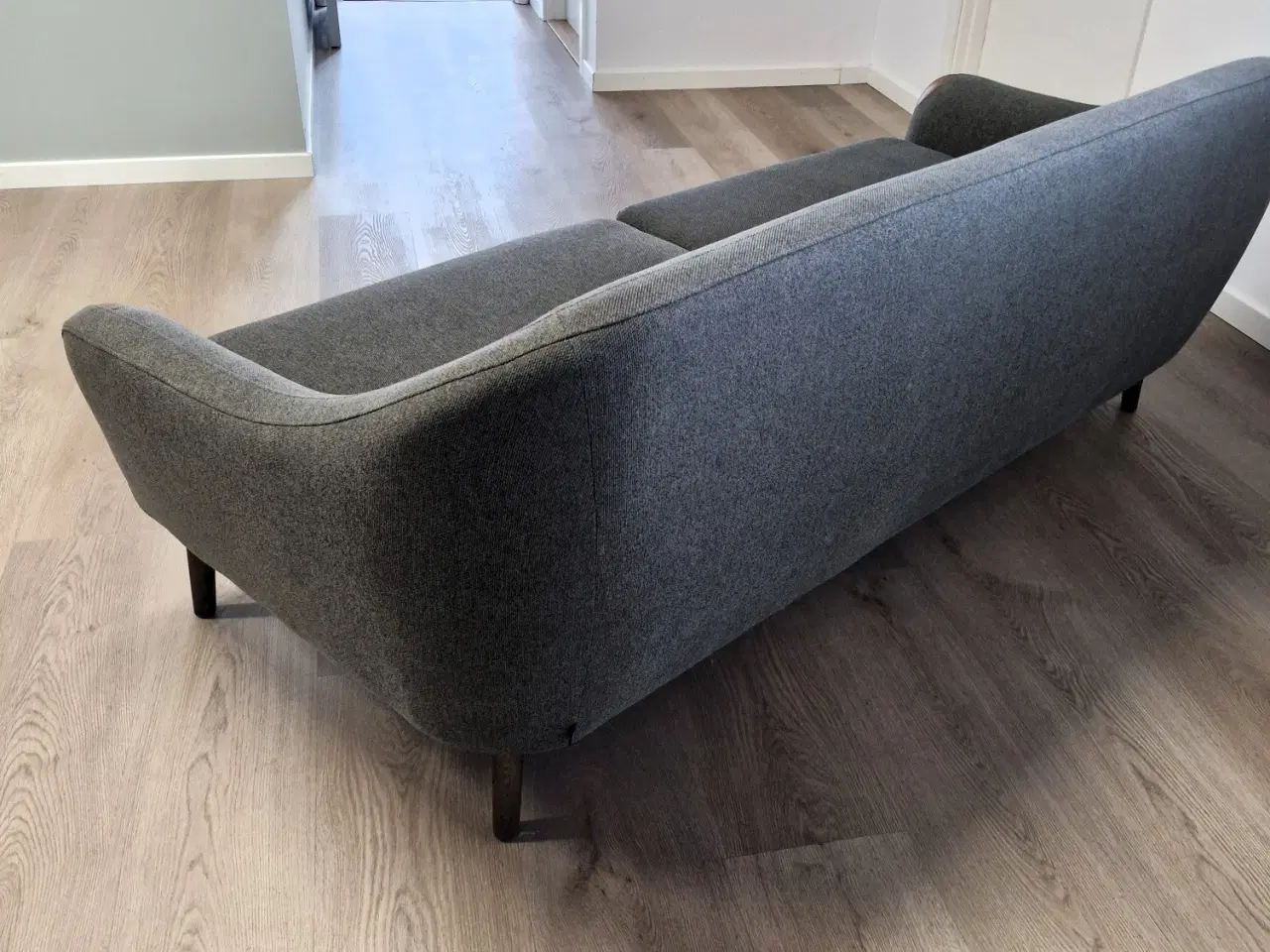 Billede 5 - Sofa i grøn-grå stof med god siddekomfort