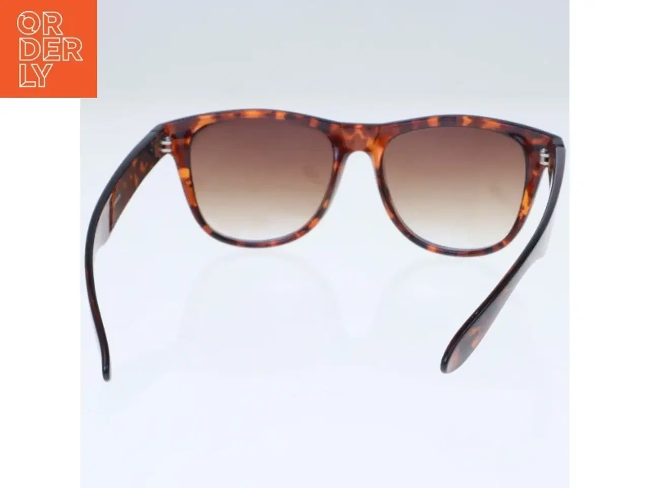 Billede 2 - Solbriller med brun tortoise stel fra Gina Tricot (str. 15 cm)