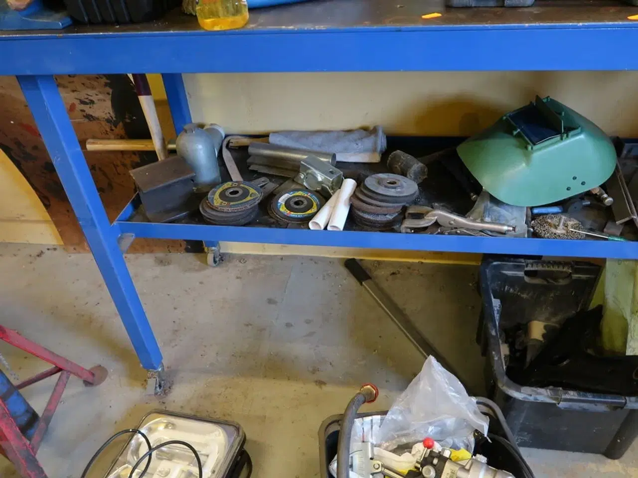 Billede 6 - Arbejdsbord med skruestik samt værktøjstavle med div. Værktøj
