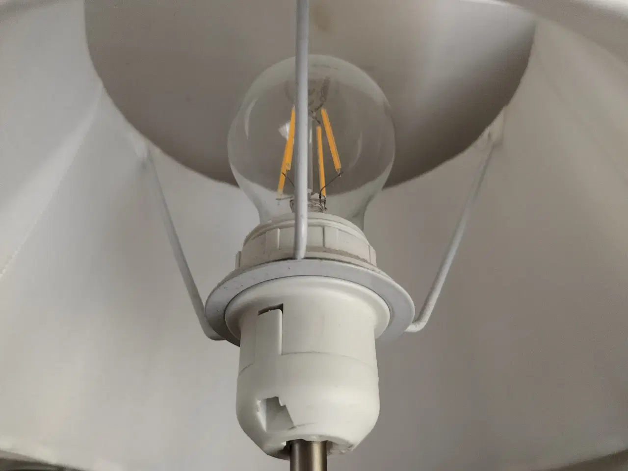 Billede 6 - Hvid lampe i fremragende stand, med ny - lampshade