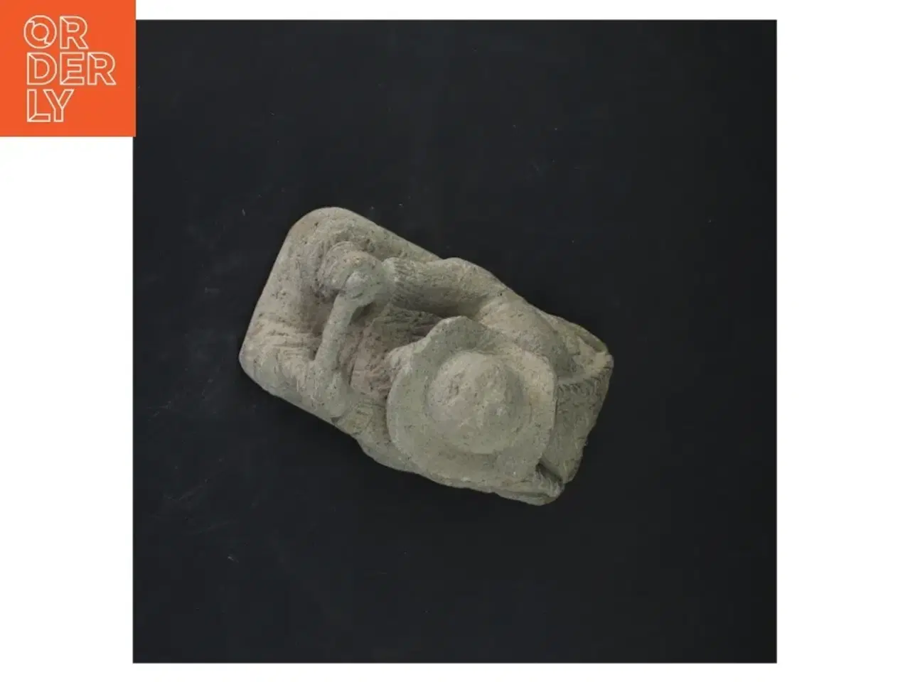 Billede 3 - Lille skulptur af figur med hat (str. 13x16x9 cm)