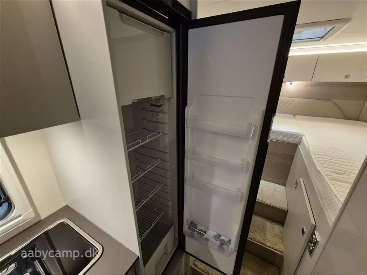 Billede 14 - 2023 - Bürstner Lineo T690 G   Automatgear. solcelle. 2x batterier. inverter. maxfann. Fyldegas. kompressor køleskab. Avara alarm system. anhængertræk. elektrisk indgangstrin.