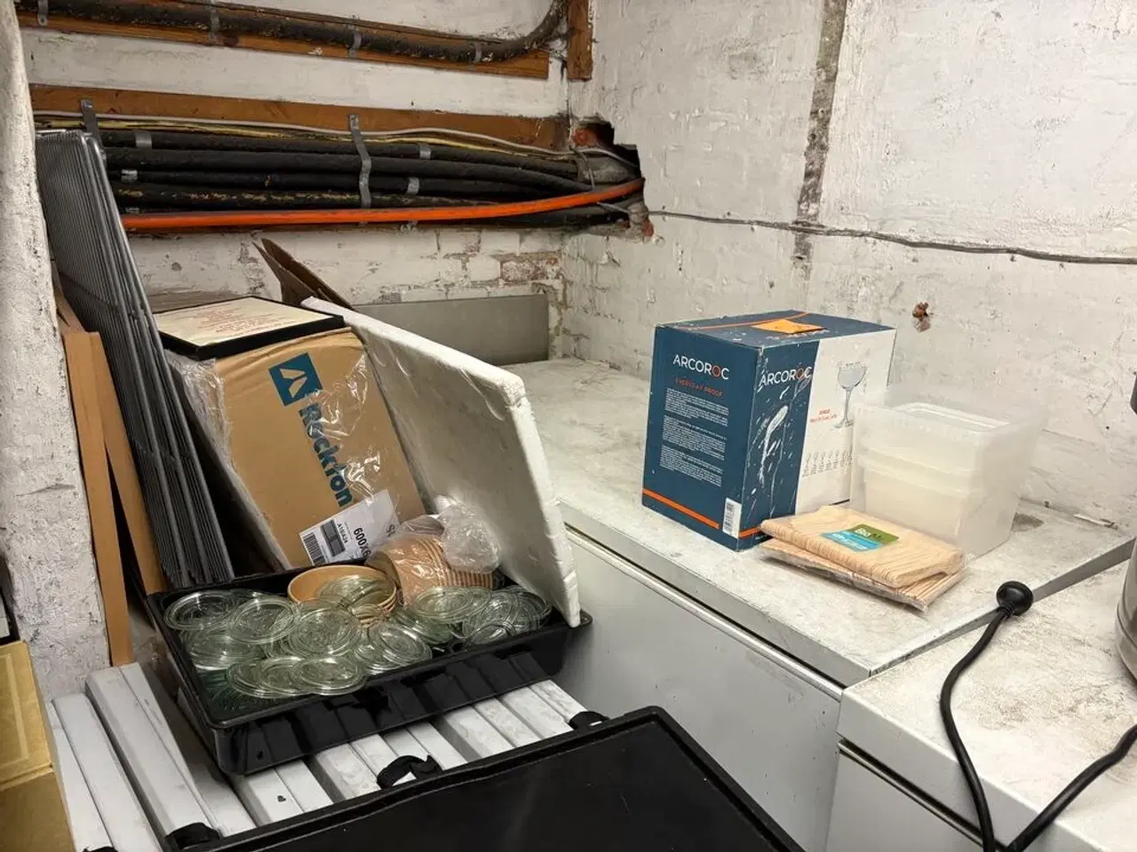 Billede 21 - Indhold i kælderrum af diverse emballage, gastrobakker, køkkenmaskiner, m.v.