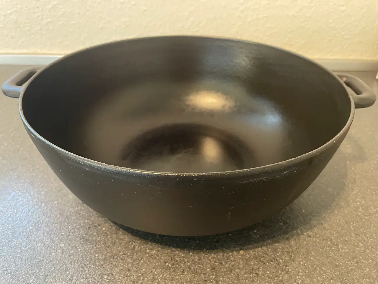 Billede 1 - Støbejernsgryde 30 cm i diameter med låg 