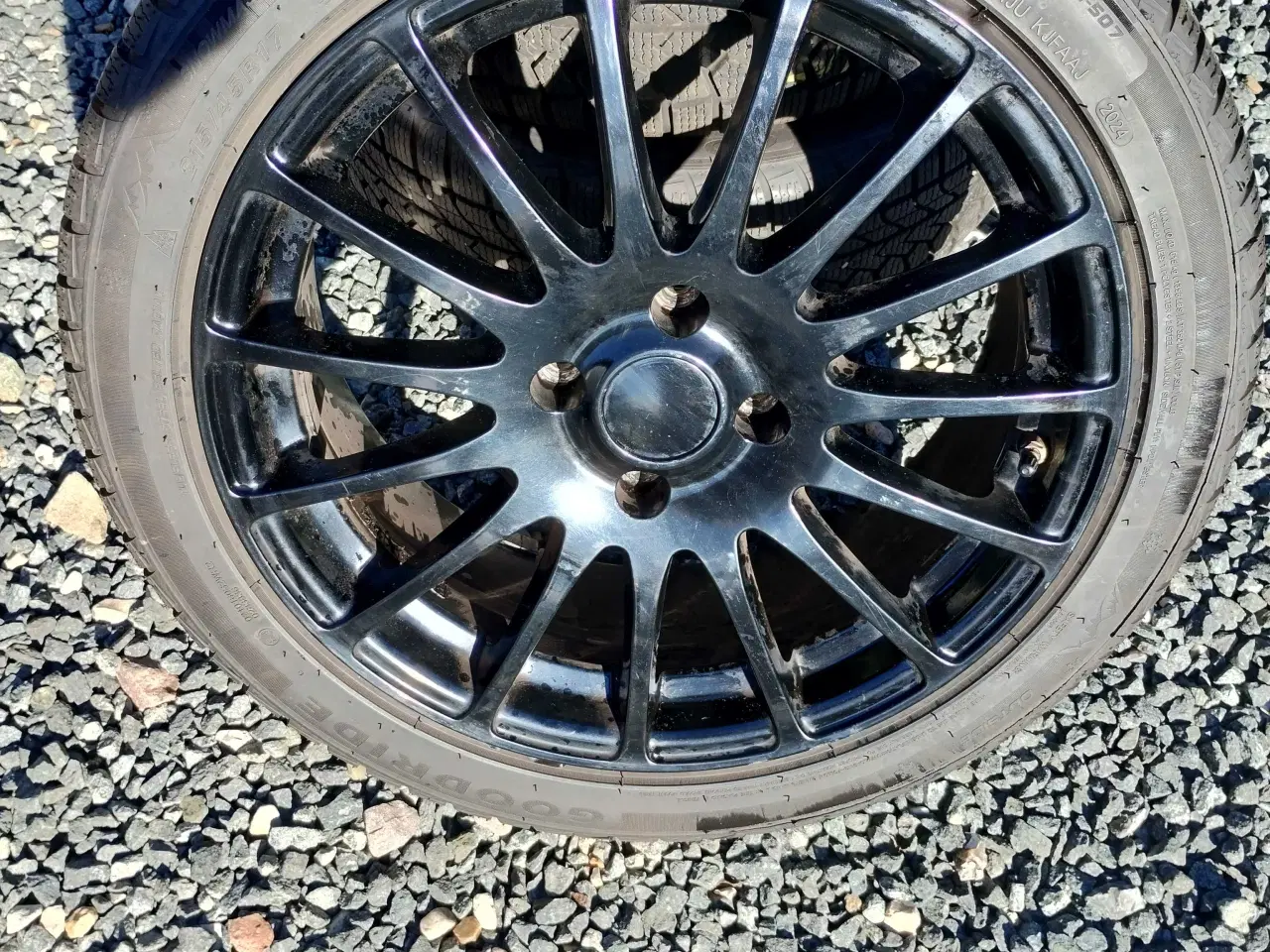 Billede 2 -  Vinterdæk Goodride 215/45 R17 og sorte alufælge