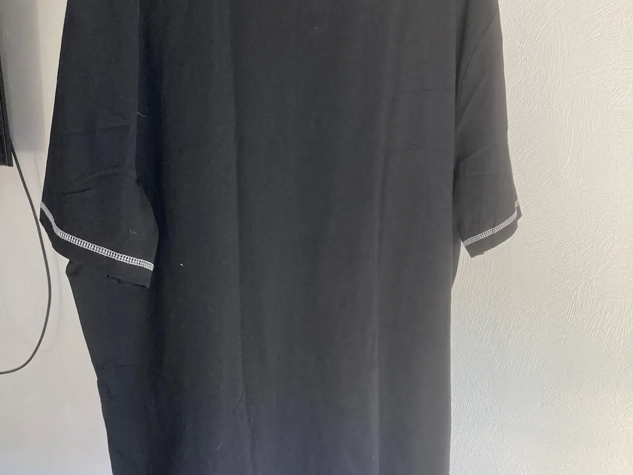 Billede 2 - Sort henley tshirt 2xl B: 136 cm