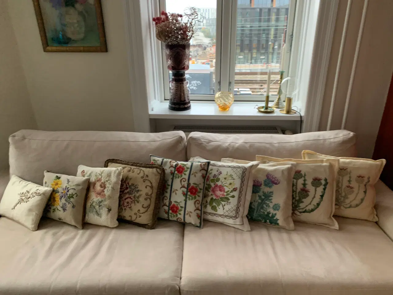 Billede 1 - Broderede vintagesofapuder i fin stand