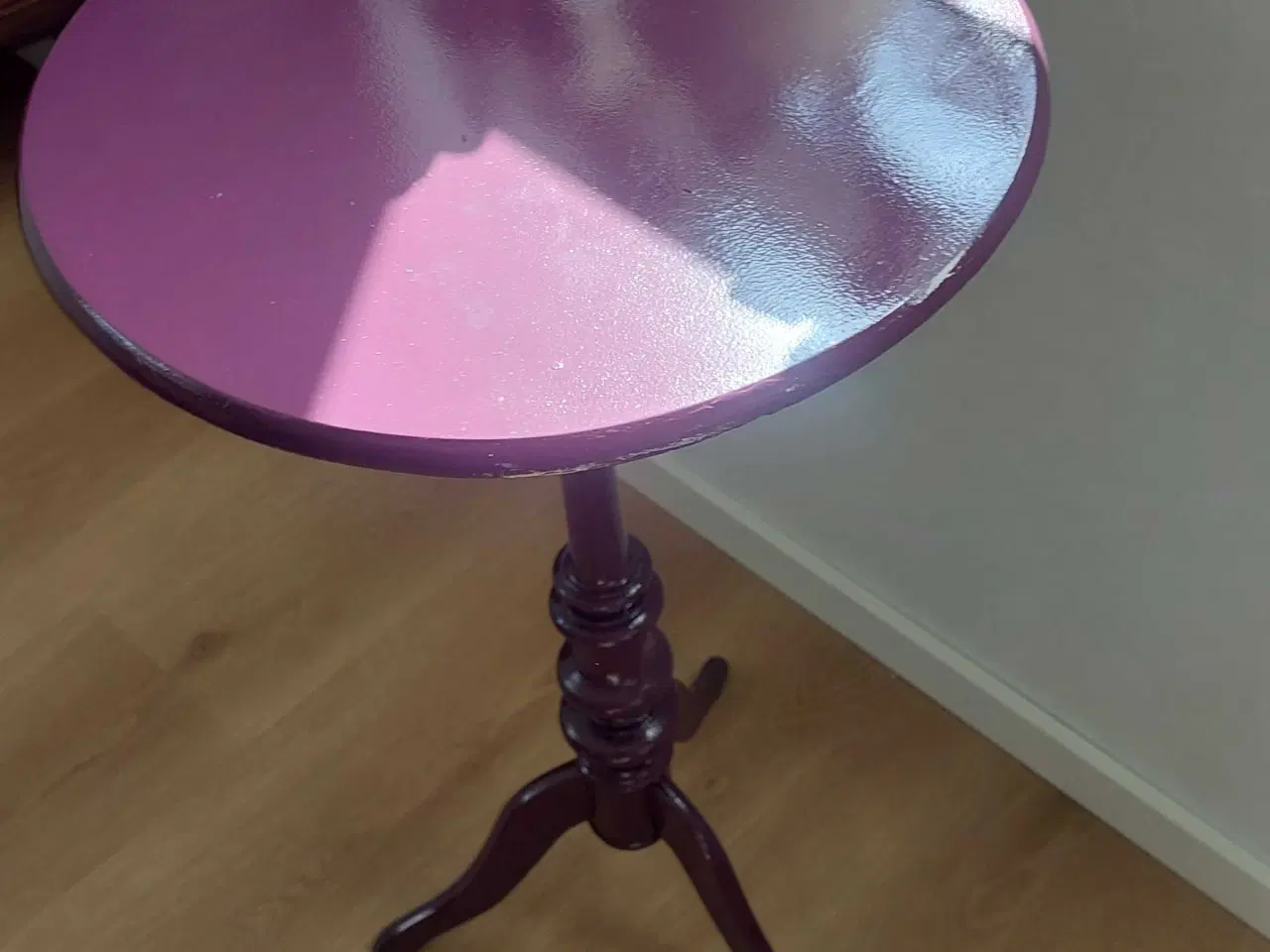 Billede 1 - Fint pyntebord malet i farven: amethyst shadow