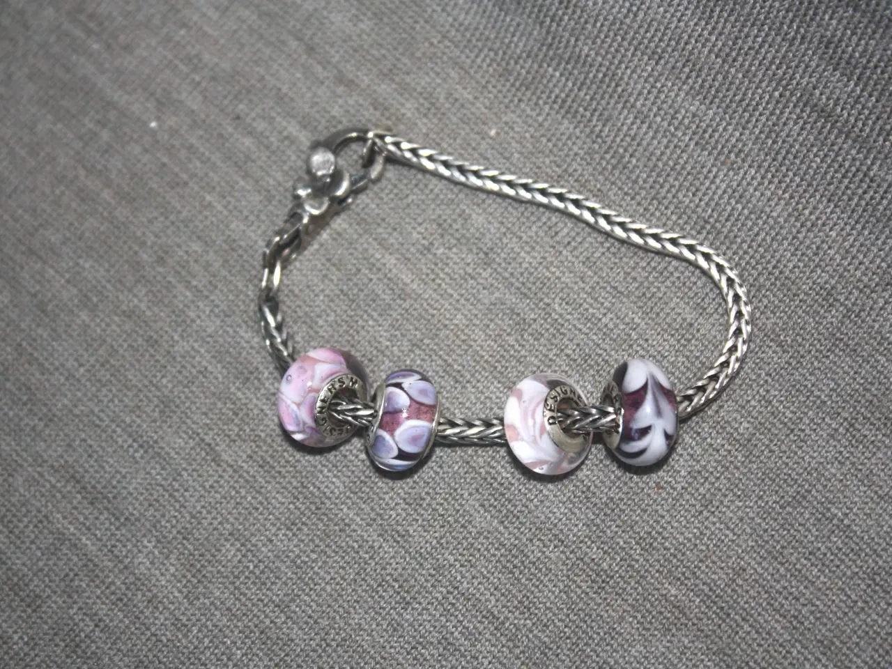 Billede 1 - Armbånd Trollbeads med blomsterlås 4 troldekugler 