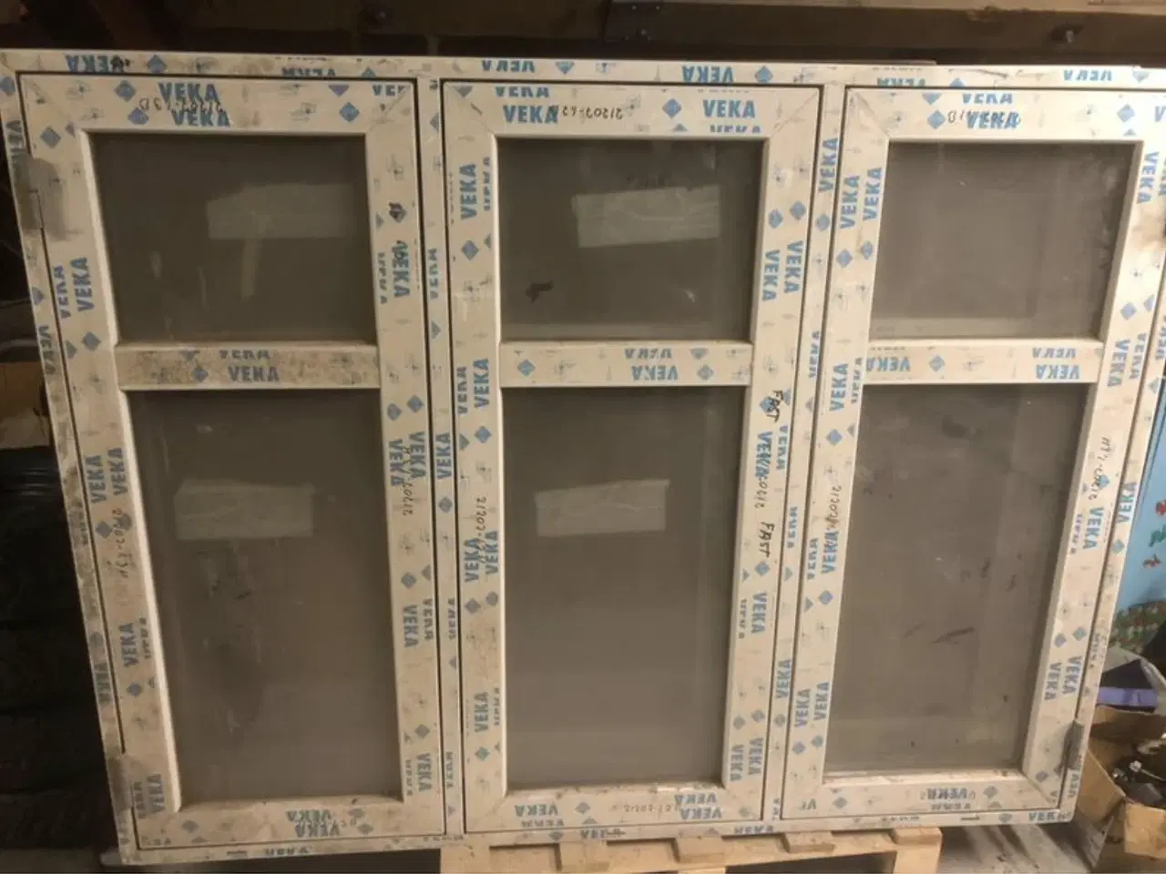 Billede 1 - 2stk Dannebrogsvinduer plast