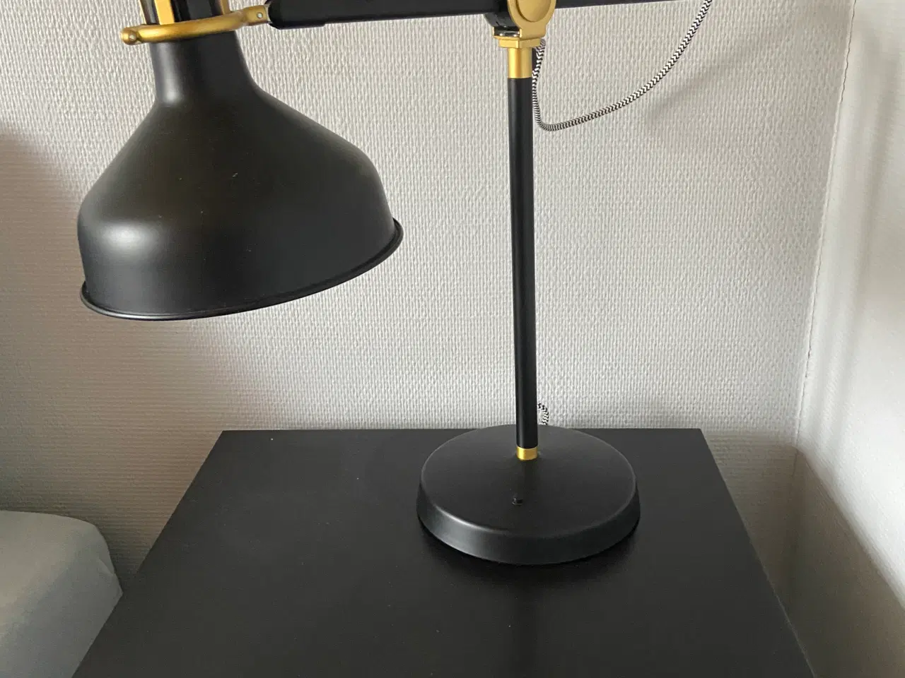 Billede 3 - Sengeborde i sort bejdset træ og lamper.