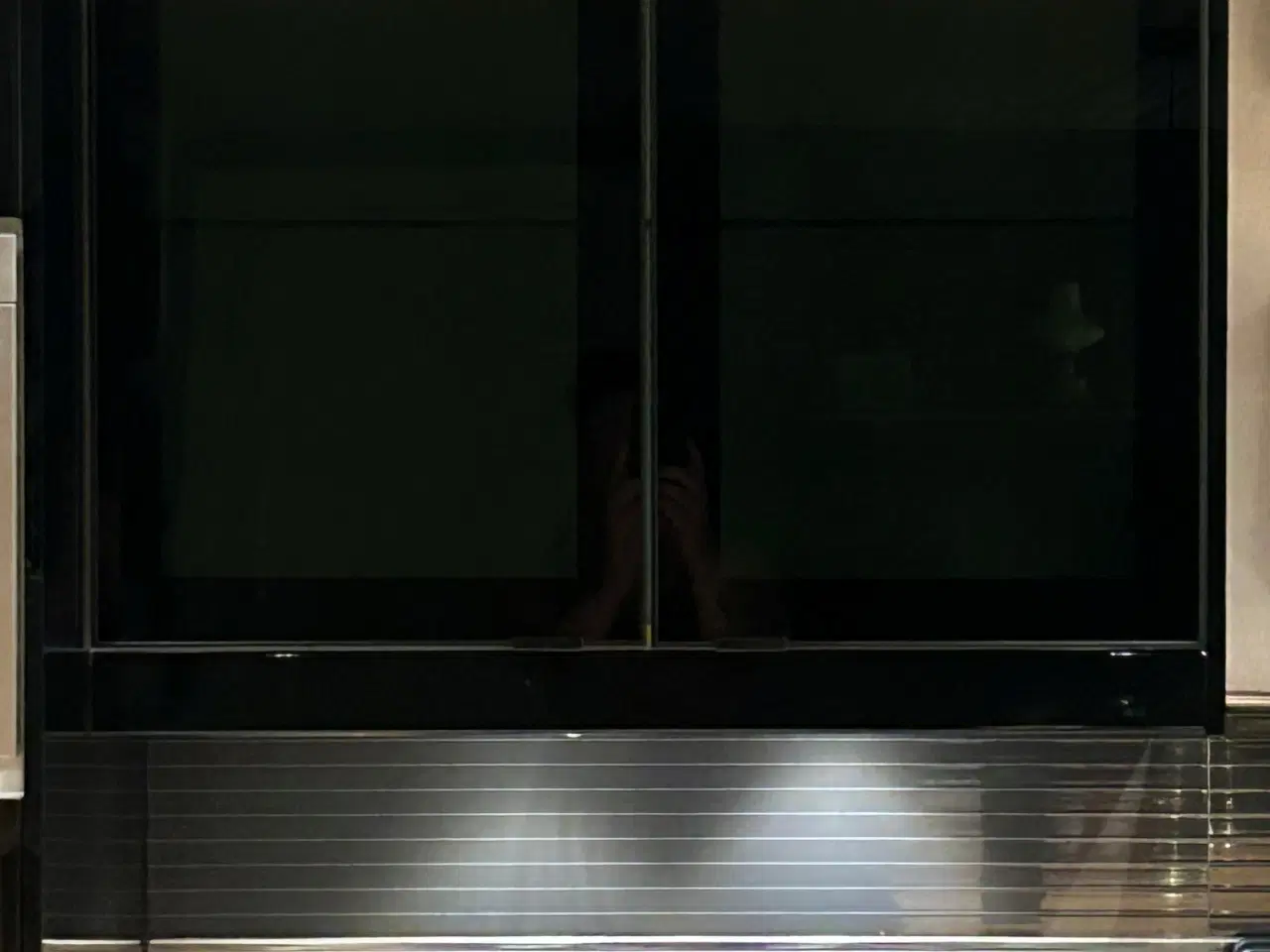 Billede 1 - Køkken overskabe med røgfarvede låger