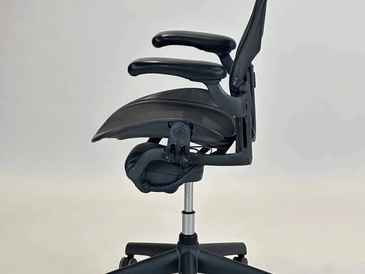 Billede 4 - Herman Miller Aeron C Kontorstol – Mørkegrå