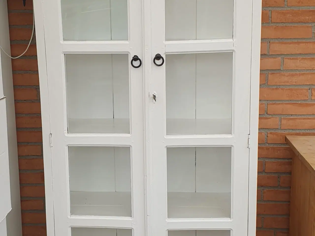 Billede 1 - Hvidmalet glasskab i træ. 