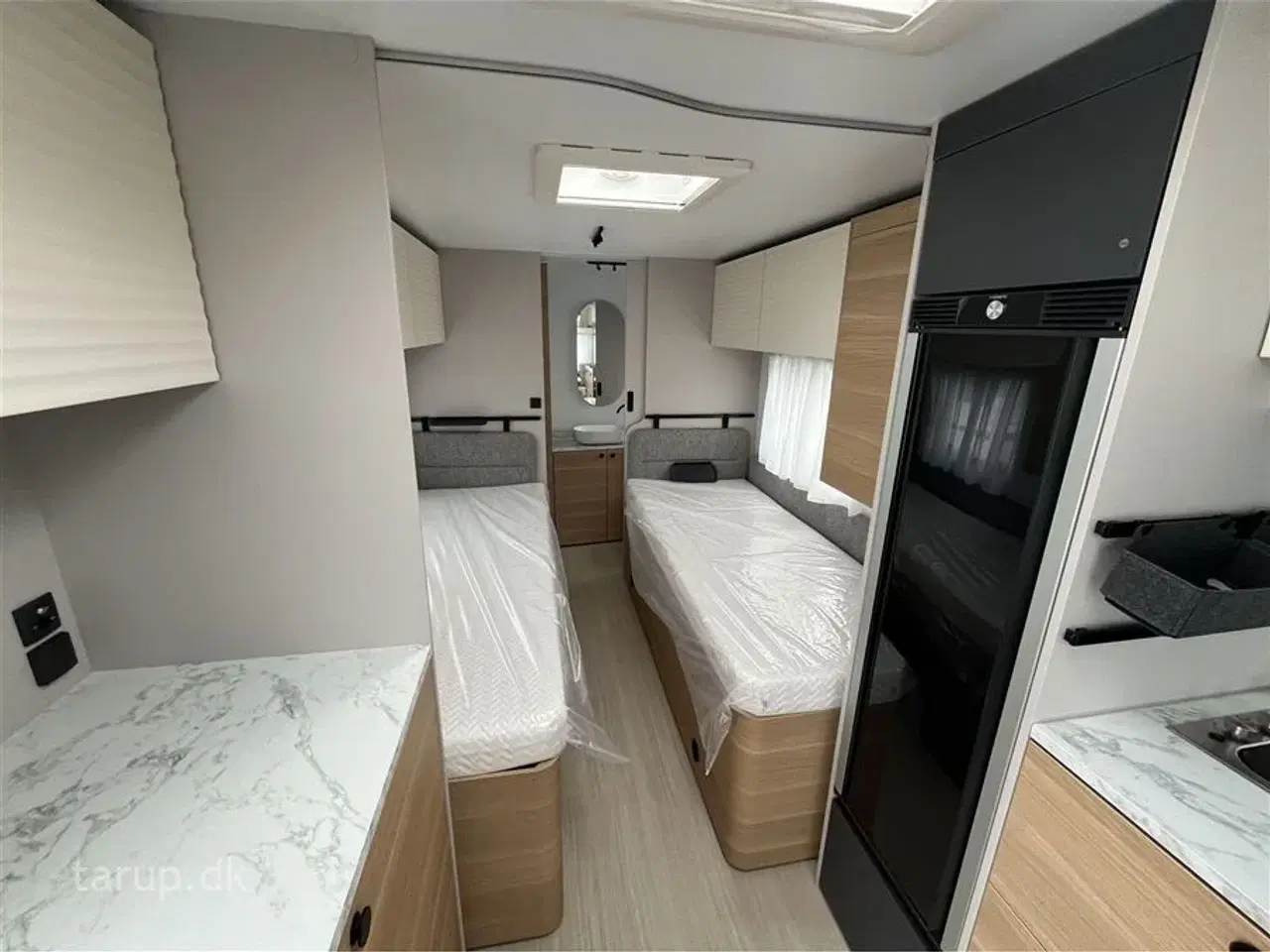 Billede 10 - 2026 - Adria Adora 572 UT   Enkeltsenge med elevation, ende-bade-værelse, panorama-vindue, el-gulvvarme, myggenetsdør, rundsiddegruppe,