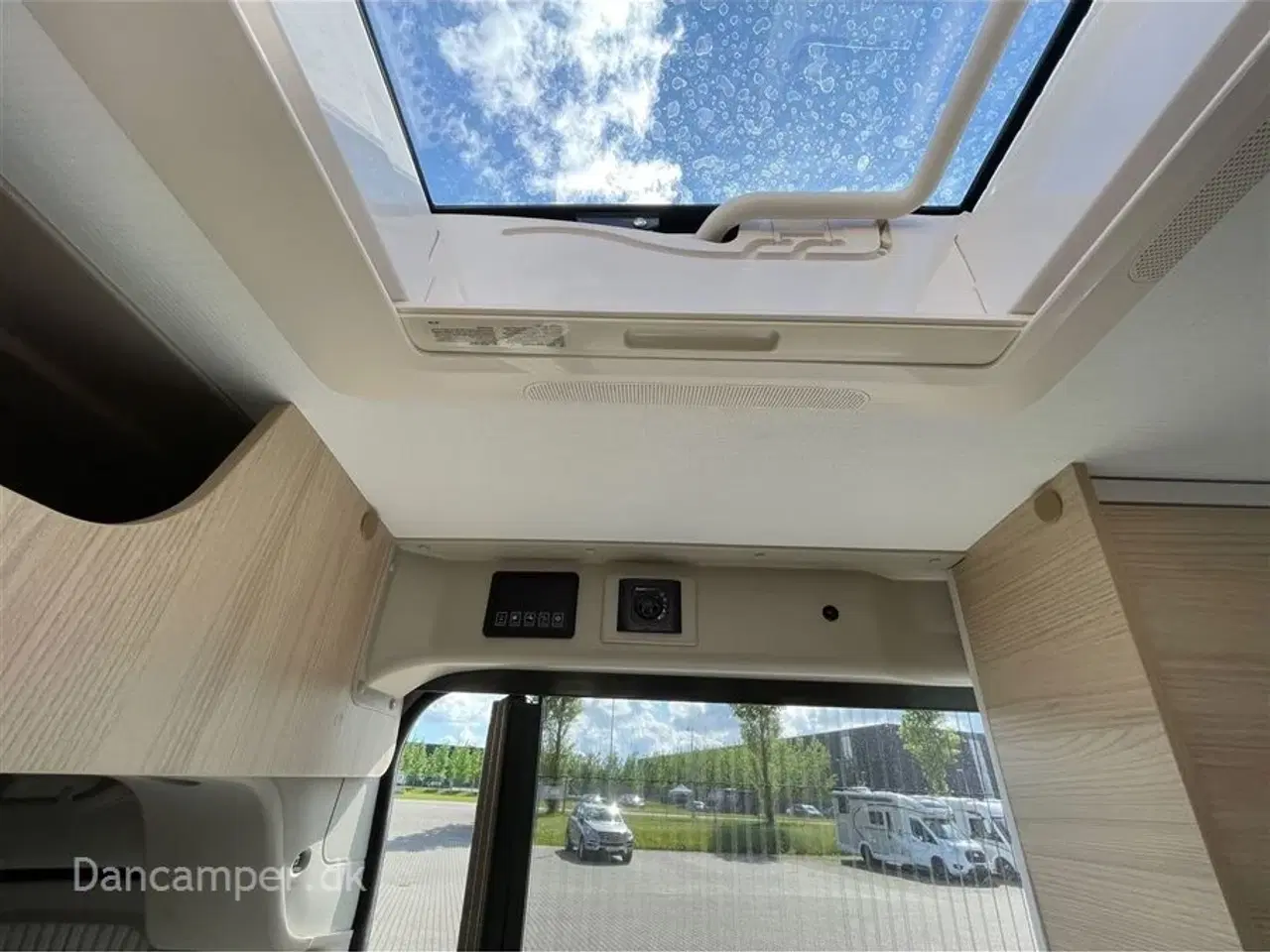 Billede 20 - 2024 - Chausson First Line V594 MAX   Nedsat med kr. 63.000,- Super spændende, kort van med to dobbeltsenge på tværs i køjesystem. 2,2, L motor , 140 HK, solcelle og markise m.m.