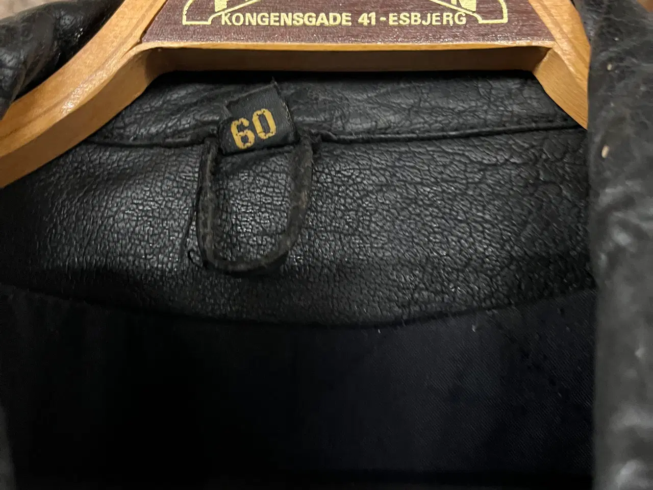 Billede 3 - Læderjakke og bukser.