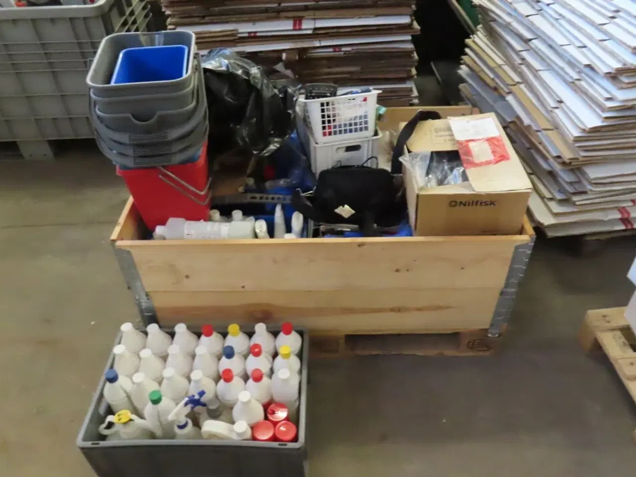 Billede 1 - Palle med rengøringsarktikler